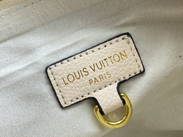 Luxury LV Handbag M46610