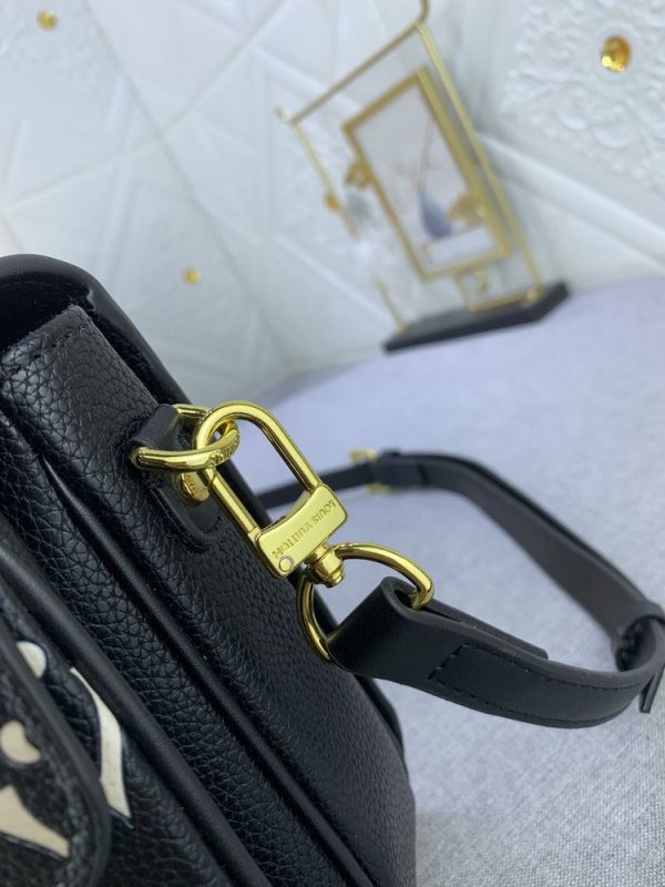 Luxury LV Handbag M46028